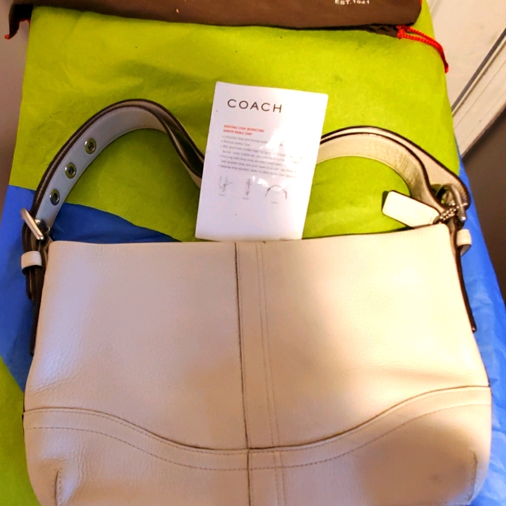 ⚪👜Adjustable strap leather Coach bag.